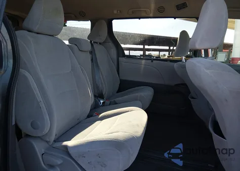 2015 Toyota Sienna Le 8 Passenger z USA, uszkodzony, nr VIN 5TDKK3DC9FS549775